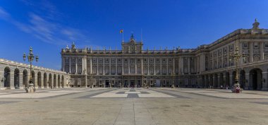 İspanya 'nın Madrid şehrinde bulunan Royal Palace veya Palacio Real ve Plaza de la Armeria' nın süslü barok mimarisinin panoraması.