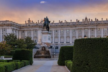 İspanya 'nın Madrid şehrinde 1639 yılında inşa edilen Plaza de Oriente' de Kral Philip Iv heykeli ile birlikte Kraliyet Sarayı veya Palacio Real tarafından gün batımı
