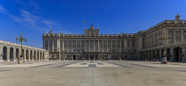 Panorama de l'architecture baroque ornée du Palais Royal ou Palacio Real et Plaza de la Armeria à Madrid, Espagne — Photo