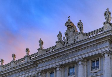 İspanya, Madrid 'deki Plaza de Oriente' den görülen Kraliyet Sarayı 'nın süslü barok mimarisi.