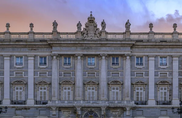 Sunset kilátás a díszes barokk építészet a királyi palota kilátás Plaza de Oriente Madridban, Spanyolország — Stock Fotó