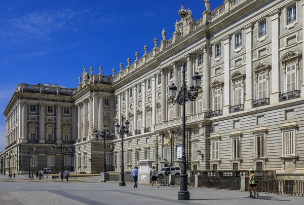 Ornate baroque architecture of the Royal Palace viewed from Plaza de Oriente and police car outside in Madrid, Spain — Stock Photo, Image
