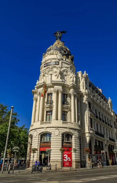 View of Metropolis, one of the most beautiful buildings in Madrid Spain and Gran Via, main shopping street — Stock Photo, Image