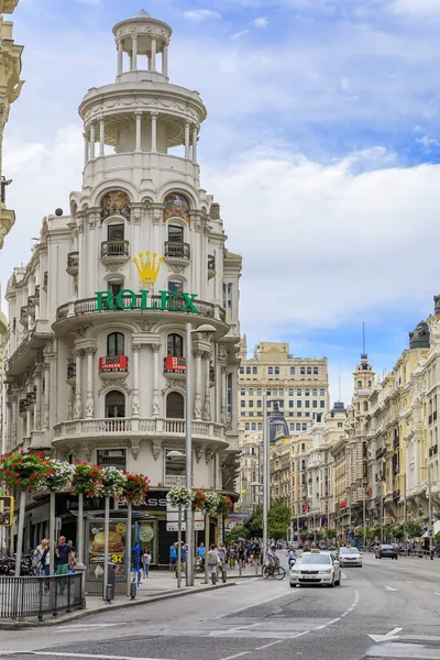 Berühmtes grasbewachsenes Gebäude mit dem Rolex-Schild und schönen Gebäuden an der Gran Via Einkaufsstraße in Madrid, Spanien — Stockfoto