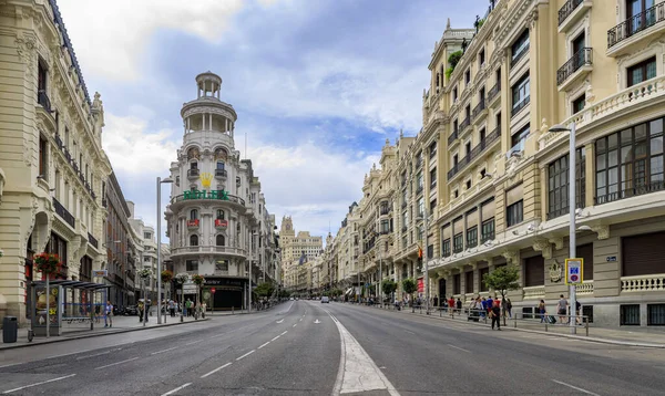 Edificio famoso Edificio Grassy con el letrero Rolex y hermosos edificios en la calle comercial Gran Vía en Madrid, España — Foto de Stock