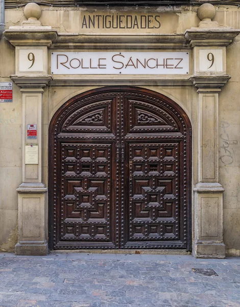 Madrid, İspanya 'nın merkezindeki süslü bir kapının detayları. — Stok fotoğraf