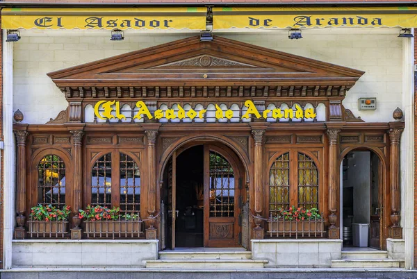 Madrid, İspanya 'daki bir restoranın süslü ahşap cephesinin ayrıntıları. — Stok fotoğraf