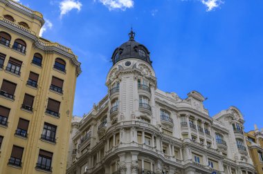 İspanya 'nın Madrid kentindeki Gran Via alışveriş caddelerindeki güzel binaların cepheleri.