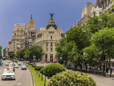 Metropolis, en güzel binalardan biri ve Madrid 'de sokak trafiği ve dramatik gökyüzü olan Calle de Alcala