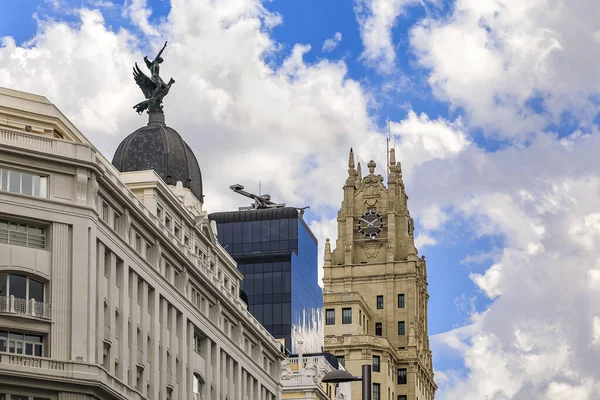 Vista del Edificio Telefónica y otros edificios en la calle comercial Gran Vía en el centro de la ciudad Madrid, España — Foto de Stock