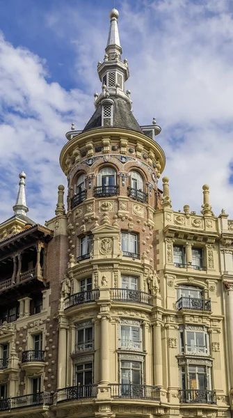 Hermosos edificios residenciales tradicionales con balcones de metal en las calles del centro de Madrid, España — Foto de Stock