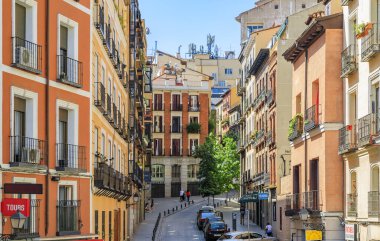 Madrid, İspanya 'daki şehir merkezinin sokaklarında metal balkonlu güzel geleneksel konut binaları