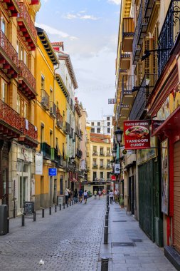 Madrid, İspanya 'daki şehir merkezinin sokaklarında metal balkonlu güzel geleneksel konut binaları