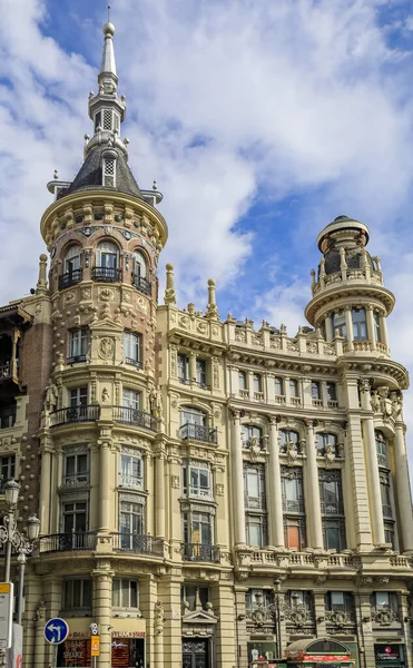 Exterior adornado de Casa de Allende, edificio de principios del siglo XX en la Plaza de Canalejas de Madrid, España — Foto de Stock