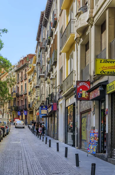 Krásné tradiční obytné budovy s kovovými balkony v ulicích centra města v Madridu, Španělsko — Stock fotografie