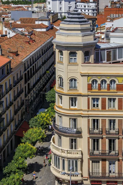 Hermosos edificios residenciales tradicionales con balcones de metal en las calles del centro de Madrid, España — Foto de Stock