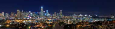 San Francisco silueti gece manzarası şehir ışıkları, Bay Köprüsü ve karayolu üzerindeki ışık yolları.