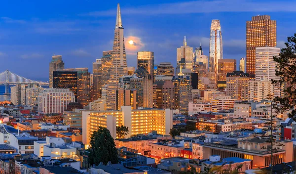 Die Skyline Von San Francisco Bei Sonnenuntergang Mit Vollmond Zwischen — Stockfoto