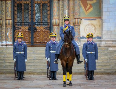 Moskova, Rusya - 10 Ekim 2015: Kışın Kremlin kompleksinde Cumhurbaşkanlığı Muhafız Töreni 'nin değiştirilmesi