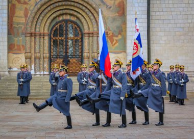 Moskova, Rusya - 10 Ekim 2015: Moskova Kremlin Kompleksi 'nde Varsayım Katedrali veya Dormition Katedrali önünde Başkanlık Muhafız Seremonisinin Değiştirilmesi