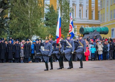 Moskova, Rusya - 10 Ekim 2015: Kremlin kompleksinde, kar yağışında başkanlık koruma töreninin değiştirilmesi