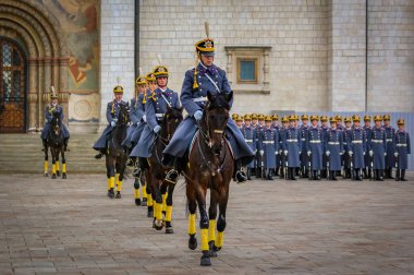 Moskova, Rusya - 10 Ekim 2015: Varsayım veya Dormition Katedrali önündeki Kremlin Kompleksi 'nde Cumhurbaşkanlığı Nöbetçi Töreninin Değiştirilmesi