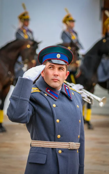 モスクワ ロシア 2015年10月10日 クレムリンの複合施設での大統領警備隊の式典の変更での役員の敬礼 — ストック写真