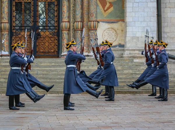 モスクワ ロシア 2015年10月10日 仮定または寮大聖堂の前にクレムリン複合体における大統領警備隊の儀式の変更 — ストック写真