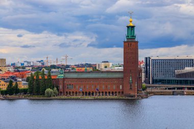 Stockholm, İsveç - 11 Ağustos 2017: Eski kentteki Kungsholmen adasında ve geleneksel gotik binalarda belediye binasına bakın