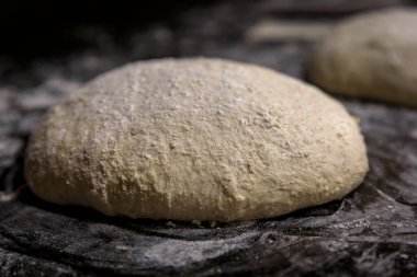 Yüksek susuz çavdar ve buğday ekmeği bir somun ekşi ekmeği şekillendirmek için hazır.