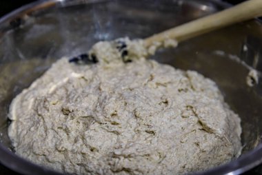 Kıllı çavdar ve buğday ekşi hamuru karıştırdıktan sonra hamur için un ve suyu karıştırdıktan sonra ekşi ekmek, fotoğraf serisi.