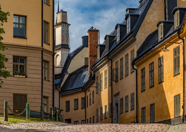 スウェーデン ソダーマルムの旧市街の中心部にある伝統的な古い家や石畳の道 — ストック写真
