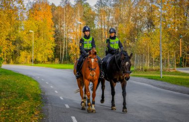 Stockholm, İsveç - 30 Ekim 2017: İsveçli kadın polis memurları Stora Skuggan Ekoloji Parkı 'nda devriye geziyor