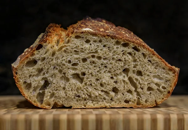 Nahaufnahme Eines Scheiben Geschnittenen Frisch Gebackenen Brotes Aus Handwerklichem Vollkorn — Stockfoto