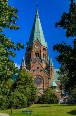 Sofya Kilisesi, Stockholm, İsveç 'in en büyük kiliselerinden biri olan Sodermalm bölgesinde güneşli bir yaz gününde Vita Bergen parkında.