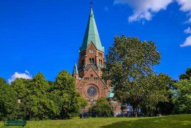 Sofya Kilisesi, Stockholm, İsveç 'in en büyük kiliselerinden biri olan Sodermalm bölgesinde güneşli bir yaz gününde Vita Bergen parkında.