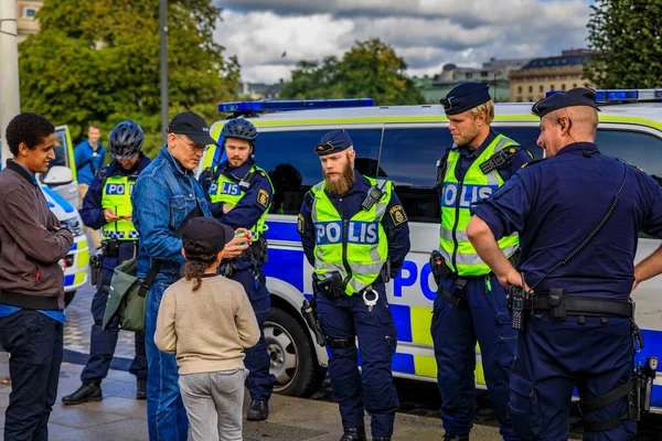 Estocolmo Suecia Septiembre 2017 Grupo Policías Suecos Uniformados Hablando Con — Foto de Stock