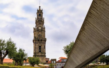Torre dos Clerigos kilise çan kulesi ve Portekiz 'in eski Porto şehrinde süslü azulejo fayansları olan geleneksel evleri olan şehir.