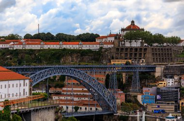 Douro nehri boyunca Dom Luis Köprüsü 'ne ve Vila Nova de Gaia' ya bakın. Şehrin eski Ribeira bölgesinde, Porto, Portekiz 'de terracotta çatıları olan evler.