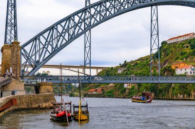 Porto, Portekiz 'de porto şarabı taşımak için kullanılan Douro nehri ve Vila Nova de Gaia' daki Dom Luis köprüsüne bakın.