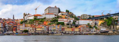 Porto, Portekiz - 30 Mayıs 2018: Ribeira 'daki azulejo fayansları ve Douro' daki turist haham tekneleri ile geleneksel evlerin cephelerine panoramik manzara