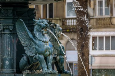 Portekiz 'in Porto kentindeki Praca de Gomes Teixeira meydanında dört kanatlı aslanı barındıran 19. yüzyıl Roma tarzı mermer Aslanlar Fıskiyesi veya Fonte dos Leoes.
