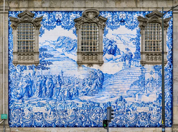 葡萄牙波尔图的Igreja Carmo Carmelites教堂建于18世纪 外墙装饰着华丽的方砖 外墙装饰着葡萄牙的Azulejo瓷砖 — 图库照片