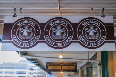 Orijinal Starbucks mağazasının önünde çizilmiş denizkızı logosu 1971 'de Pike Place' de açıldı.