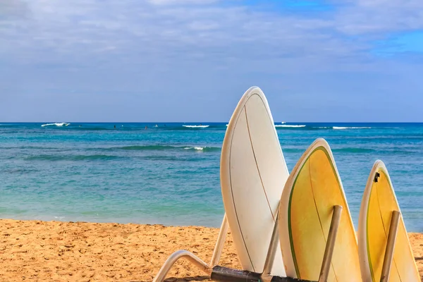 Tavole da surf in piedi su un rack in attesa di surfisti a Waikiki Beach a Oahu, Hawaii — Foto Stock
