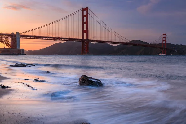 Pôr do sol na praia pela Golden Gate Bridge em San Francisco Califórnia — Fotografia de Stock