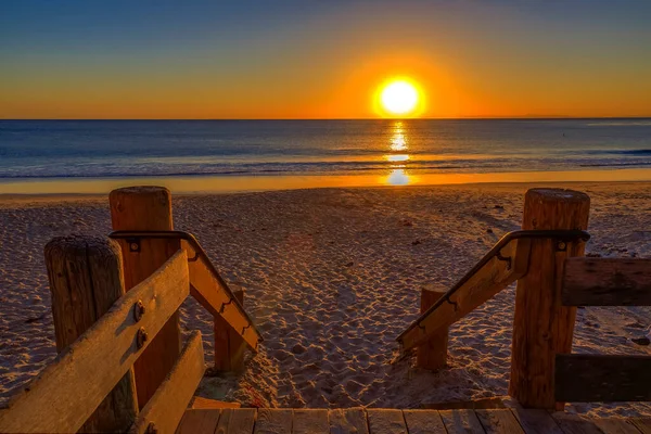 Sonnenuntergang in Laguna Beach, berühmtes Touristenziel in Kalifornien, USA mit Holztreppe im Vordergrund — Stockfoto