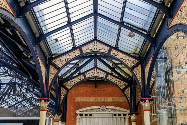 Détails complexes de fermes de toit décoratives en fer à la gare de Liverpool à Londres, Royaume-Uni — Photo