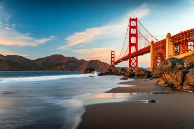 Golden Gate Köprüsü, San Francisco, Kaliforniya 'da gün batımında gizli ve tenha Rocky Marshalls Sahili manzaralı.