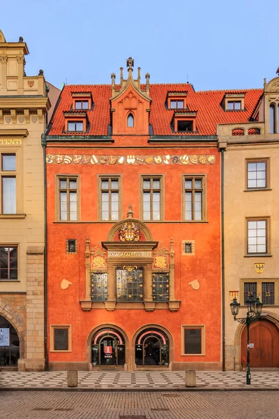 Edifício ornamentado da Câmara Municipal Velha do século XIV em Praga, República Checa — Fotografia de Stock